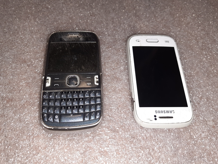 Телефон Nokia 302 и Samsung S6310