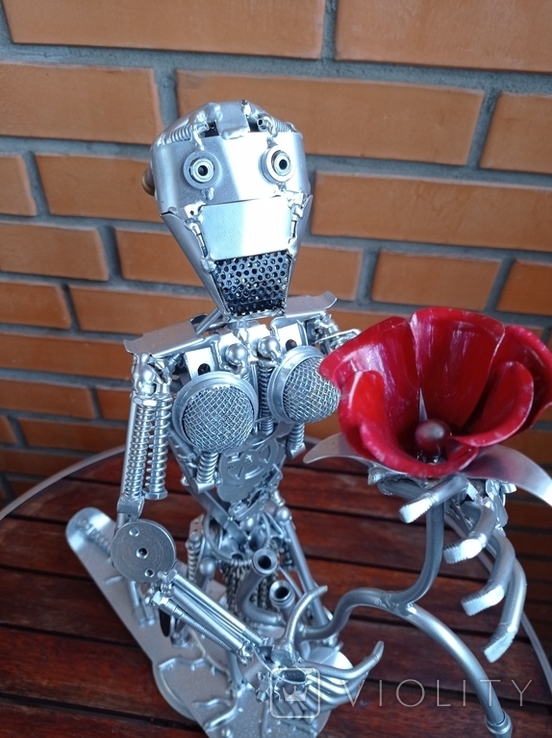 Авторская скульптура из металла. Женщина-робот с цветком, фото №3