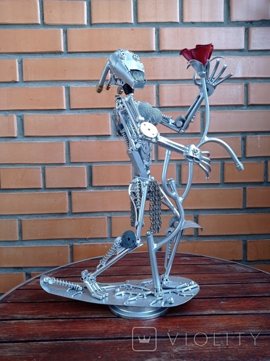 Авторская скульптура из металла. Женщина-робот с цветком, фото №2