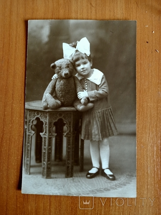 Девочка бант и плюшевый медвежонок, фотоателье, 1926