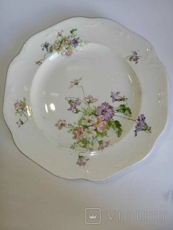 Изящная фигурная тарелка Кузнецов в Будах, с цветочным рисунком