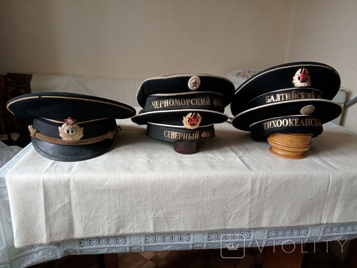 Комплект бескозырок четырех флотов СССР и фуражка морского офицера