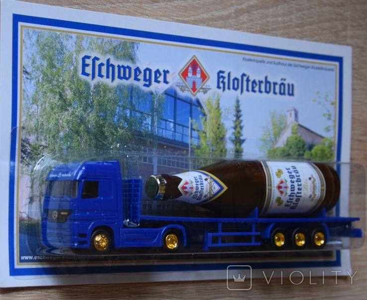 Винтажный грузовик с рекламой пива