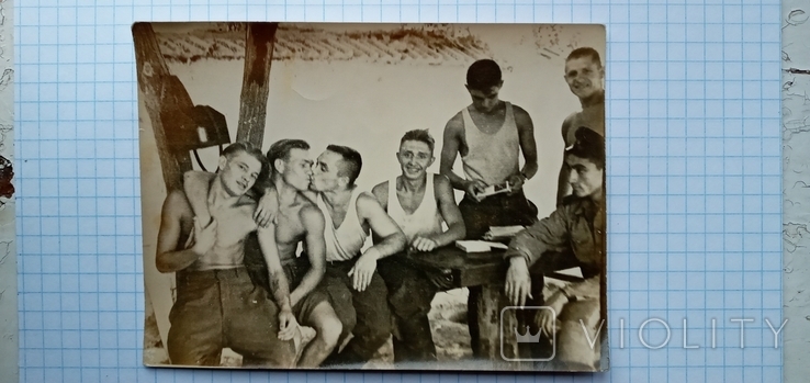 Солдаты голый торс,целуются. 1959 год