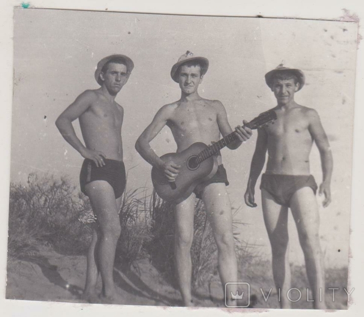 Фото солдаты в трусах , тропические панамы, гитара , голый торс