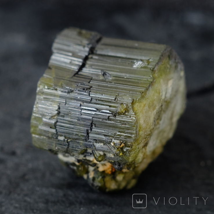 Крупный кристалл турмалина 85.63ст 25х20х18мм Мозамбик