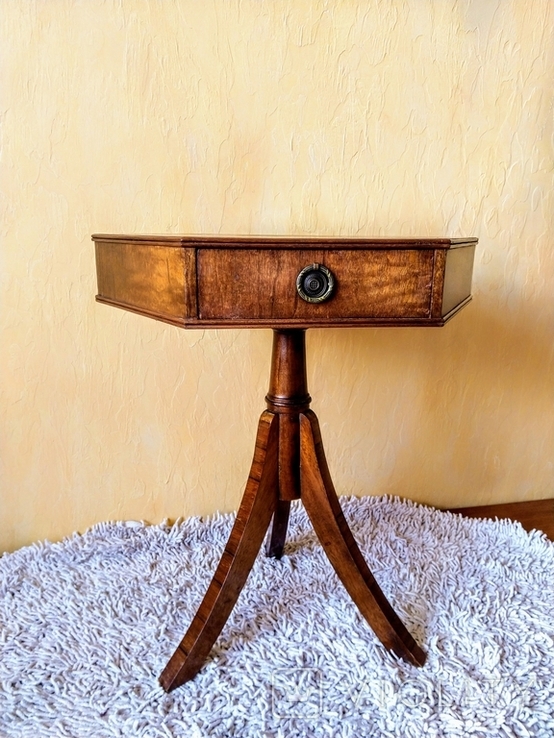 Старинный шестиугольный столик с выдвижным ящиком из Англии