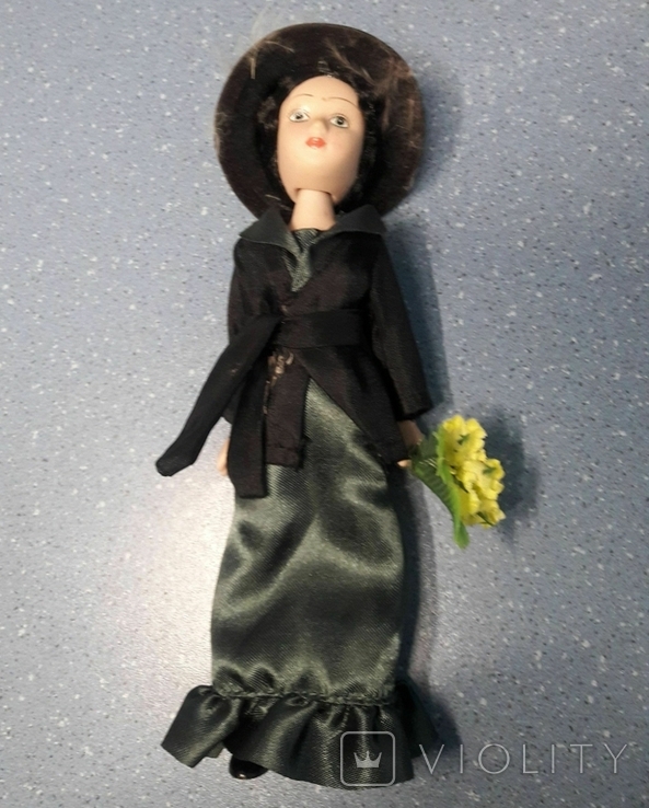 Фарфоровая кукла "Дама в черном с цветами", фото №2