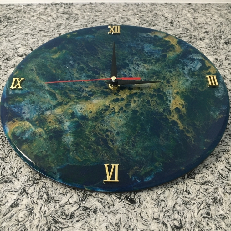 Часы из эпоксидной смолы в стиле resin art, фото №2
