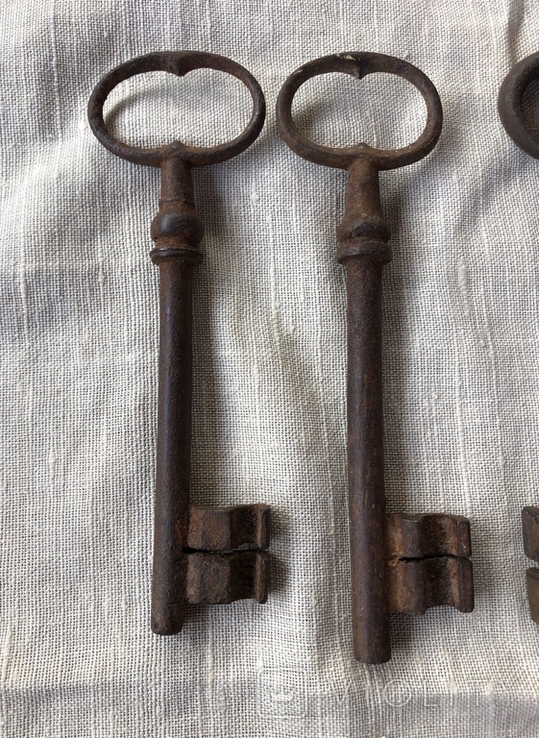 3 старовинні великі ключі від Австрійських камяниць, фото №3