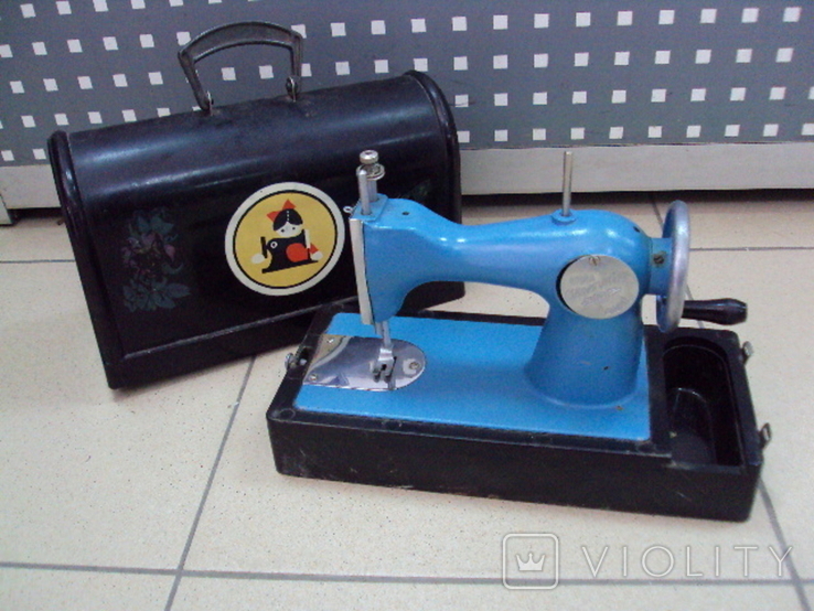 Children's sewing machine in a case plant Avtopribor AP DShM1 small ussr, photo number 2