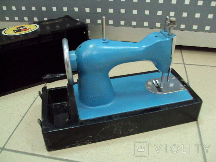 Children's sewing machine in a case plant Avtopribor AP DShM1 small ussr, photo number 9
