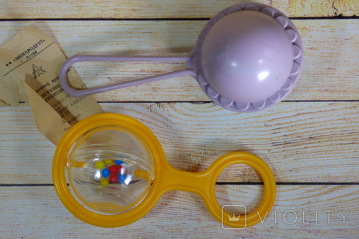 4 игрушки советские, погремушки желтая и синяя, пупсик, девочка якутка, фото №4
