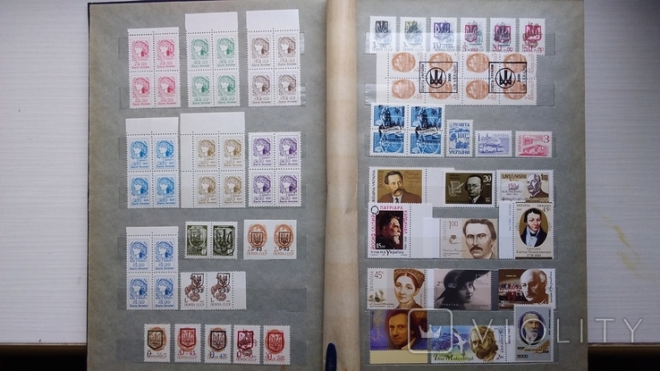 Альбом с почтовыми марками Украины и стандарты СССР с надпечатками Украины