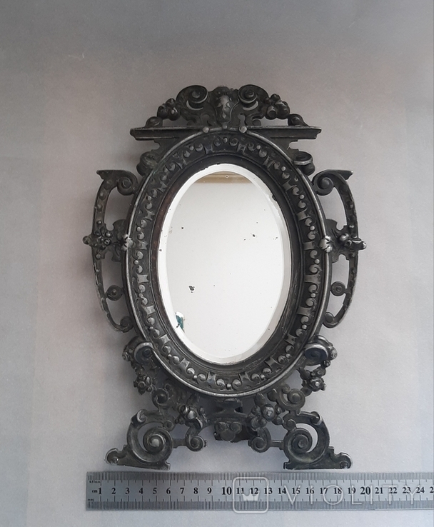 Старинное зеркало в металлической оправе, фото №3