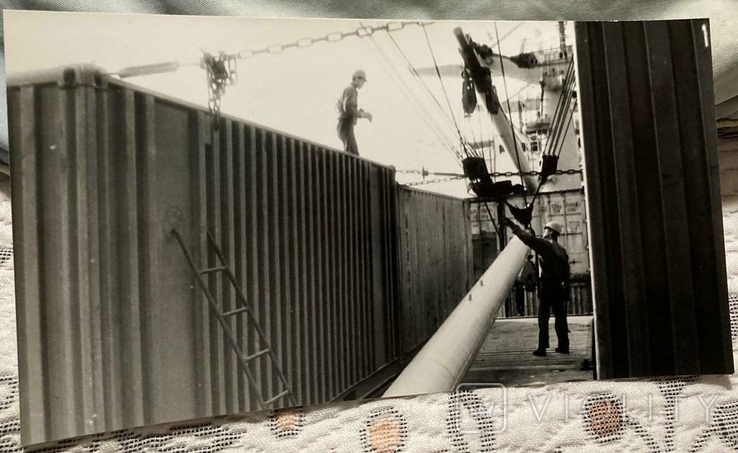 Фото (12*21 см.) фотохуд. Топалова Г.П. "Грузовые операции в порту с контейн., 70-е г.г..
