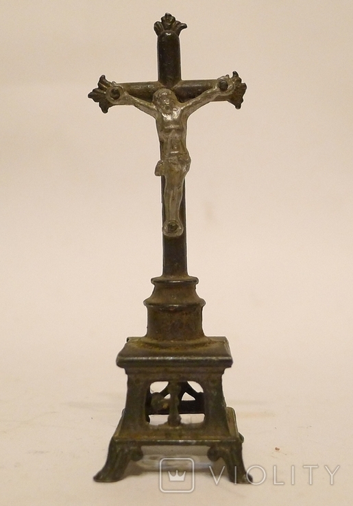 Католический крест на подставке.