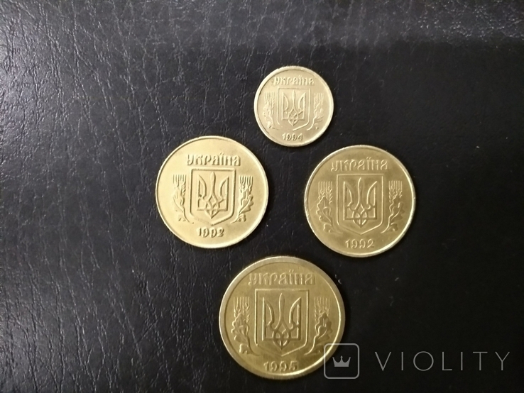 Гривна Украины 1995 года, 2 монеты по 50 копеек 1992 года, 10 копеек 1994 года