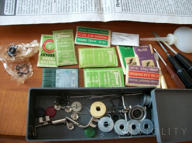 Иглы для швейных машин и нити, много, и другое в коробке, фото №2