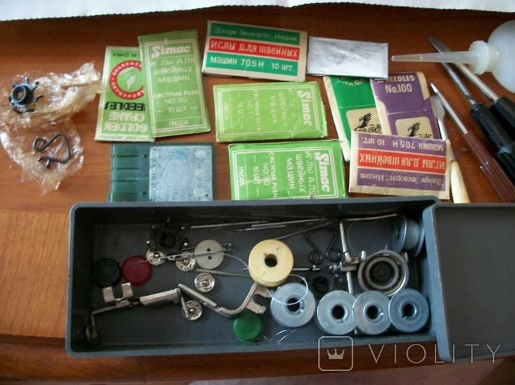 Иглы для швейных машин и нити, много, и другое в коробке, фото №3