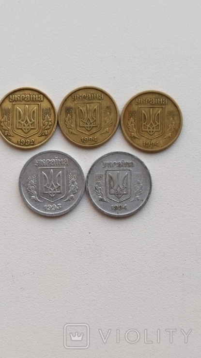 Продам три монеты 10 копеек,94,92,года и две монеты 2 копеек,93,94 года!