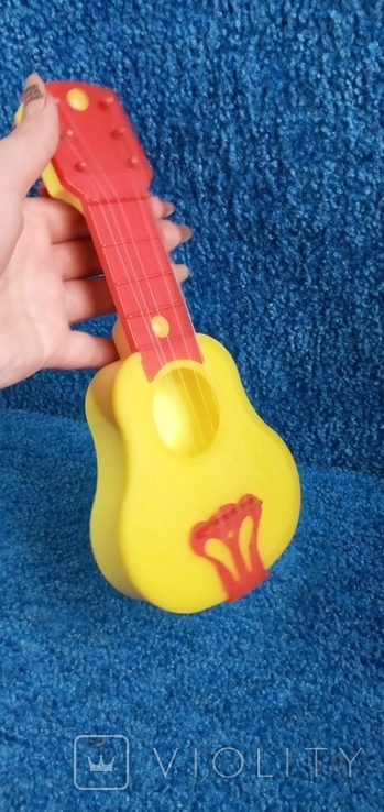 Детская пластиковая игрушечная гитара ссср, фото №2