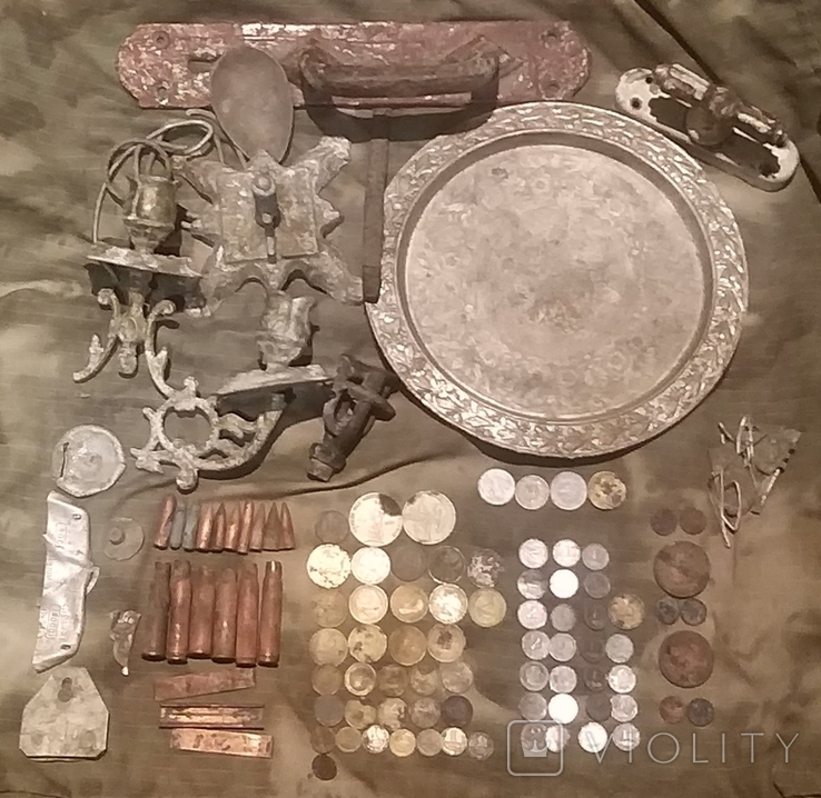 Разный коп ( монеты разные, тарелка, подсвечник и другое)