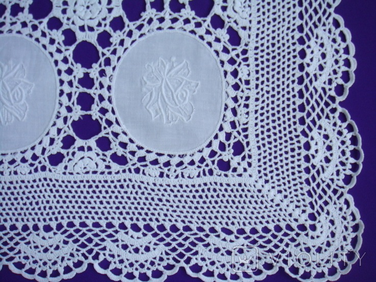 Салфетка комбинированная, кружево крючок и ткань с вышивкой