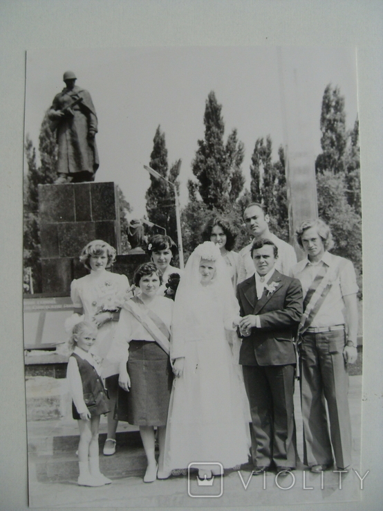 Свадебное фото у памятника, фото №2