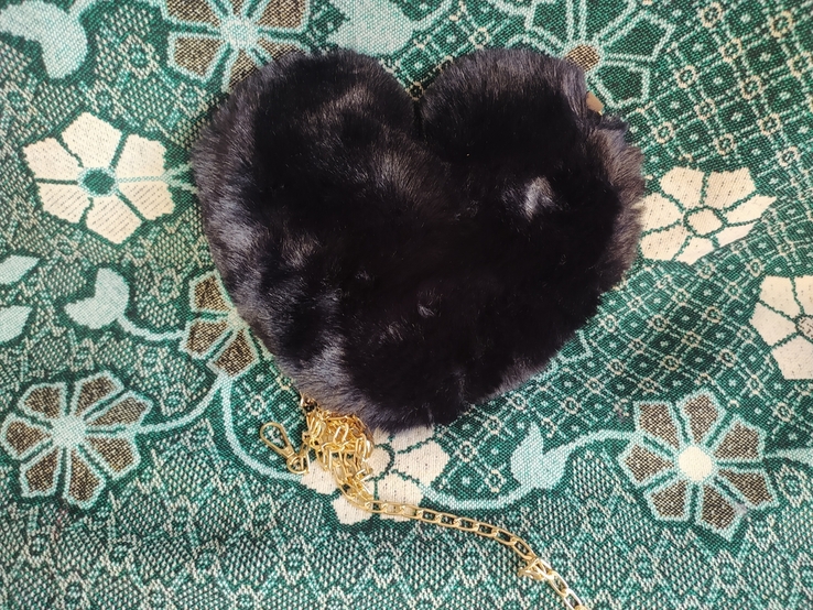 Черная махровая женская сумочка сердечко
