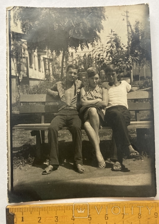 Фото Парни с девушкой на лавочке, 70-е г.г..
