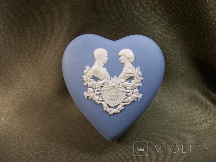 11С2 Шкатулка в форме сердца. Принц Чарльз и принцесса Диана. Бисквит. Wedgwood, фото №2