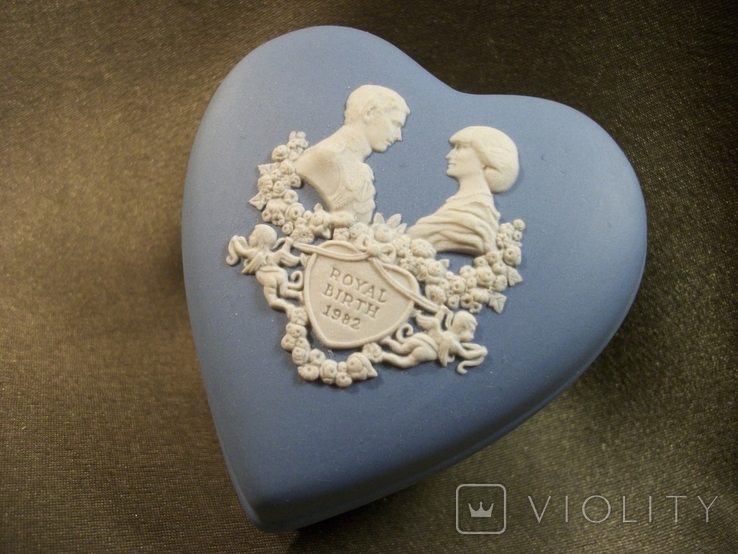 11С2 Шкатулка в форме сердца. Принц Чарльз и принцесса Диана. Бисквит. Wedgwood, фото №4