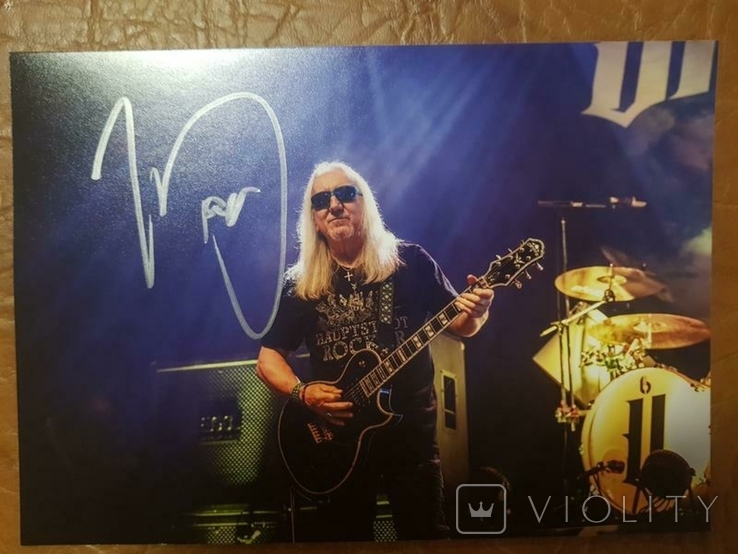 Autograph of Mick Box (Uriah Heep). Original. Photo A5