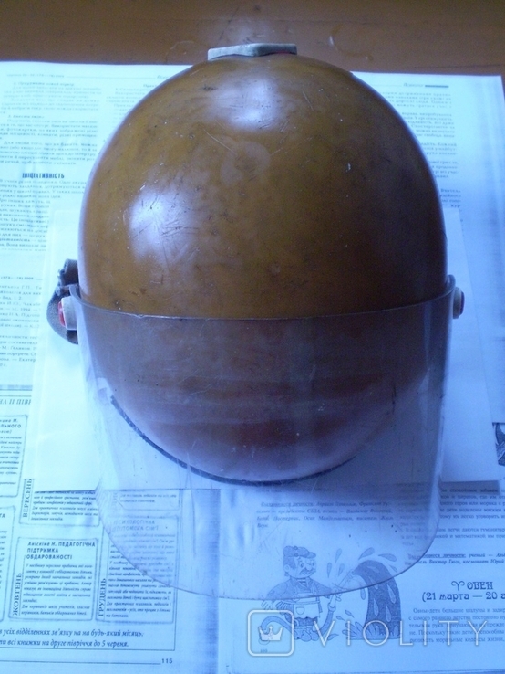 Шлем каска мотоциклетный для мотоциклиста СССР с забралом на мотоцикл .
