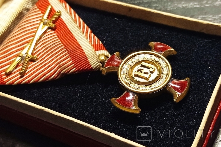 Австро-Венгрия. Золотой крест За заслуги (2 класс) на ленте военного типа, с мечами.