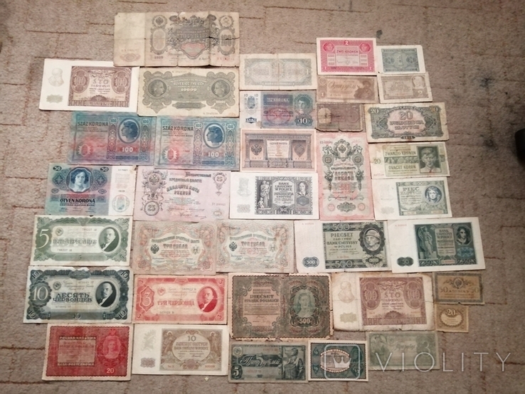 Колекція банкнот різних часів і країн.