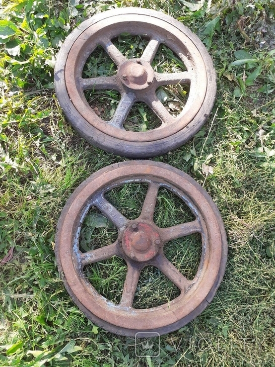 Два колеса старинные ,вес 32 кг (спец тележки или военной техники)