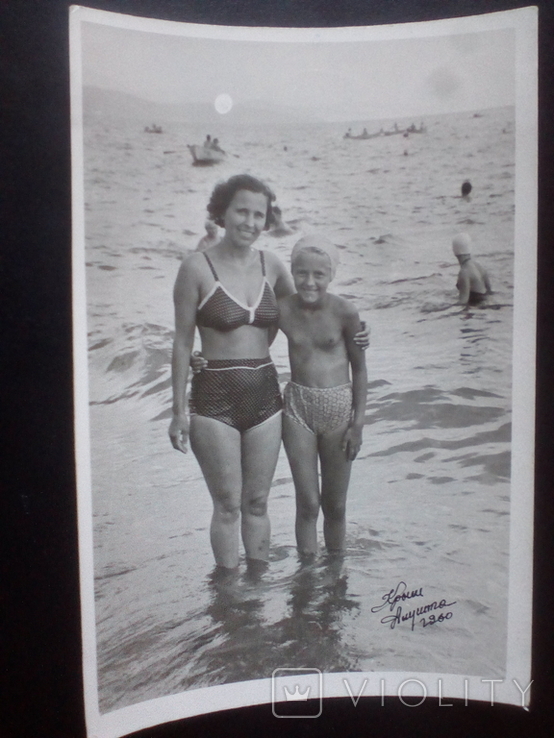 1960г. Крым. Алушта. Мама с дочкой на море. Купальник, трусики, шапочка, плавают лодки!