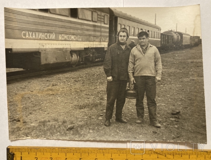 Фото Мужчины возле поезда Сахалинский комсомолец, 60-е г.г.., фото №2
