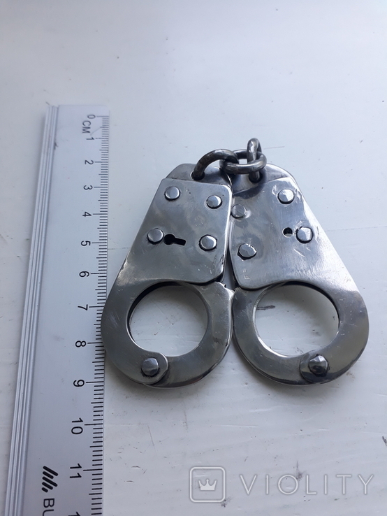 Ключ від наручників на пальці, фото №3