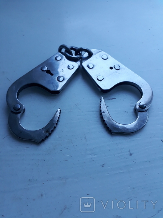 Ключ від наручників на пальці, фото №5