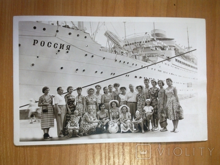 Теплоход Россия, порт приписки Сочи, люди на боту на берег, 1959