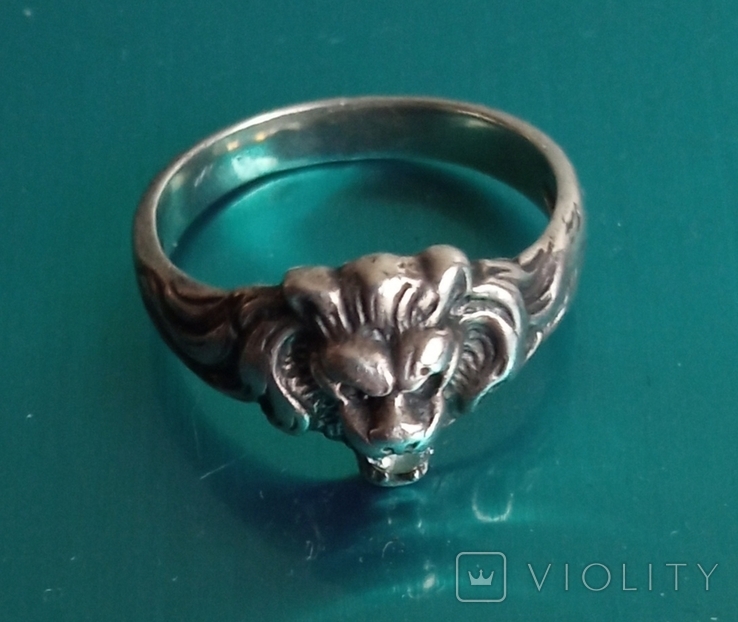 Серебряное кольцо с камнем.