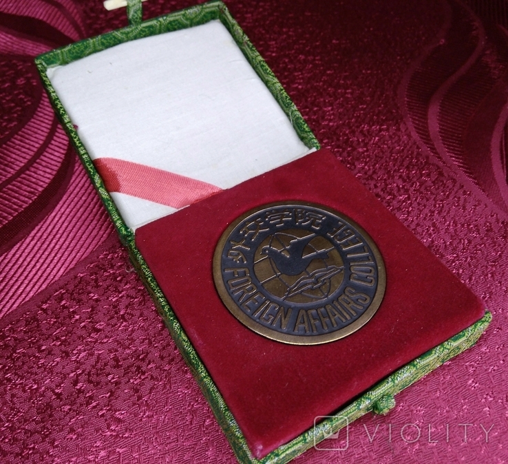 Тяжёлая Настольная Медаль " Колледж Иностранных Дел " + Коробочка., фото №6