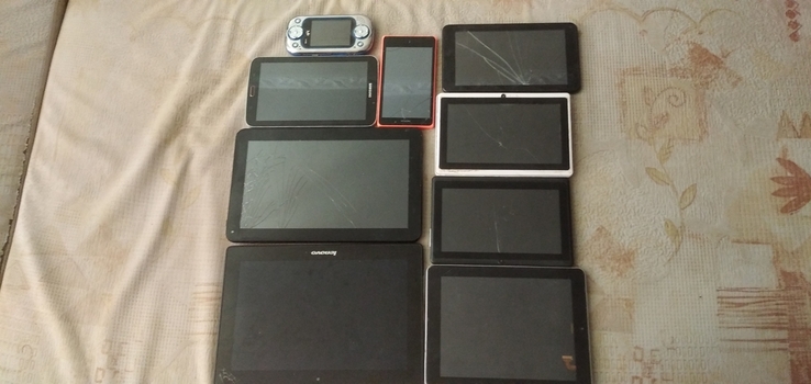  7 планшетов, 1 телефон, 1 гаджет.