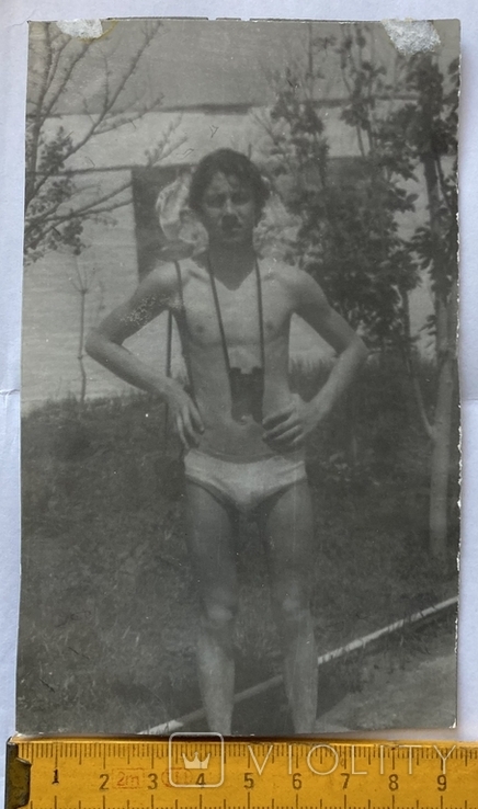 Фото Мужчина с биноклем, голый торс, 80-е г.г..