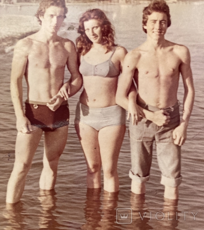 Фото Парни с девушкой на море, плавки, купальник, голый торс, 77-й г.., фото №3