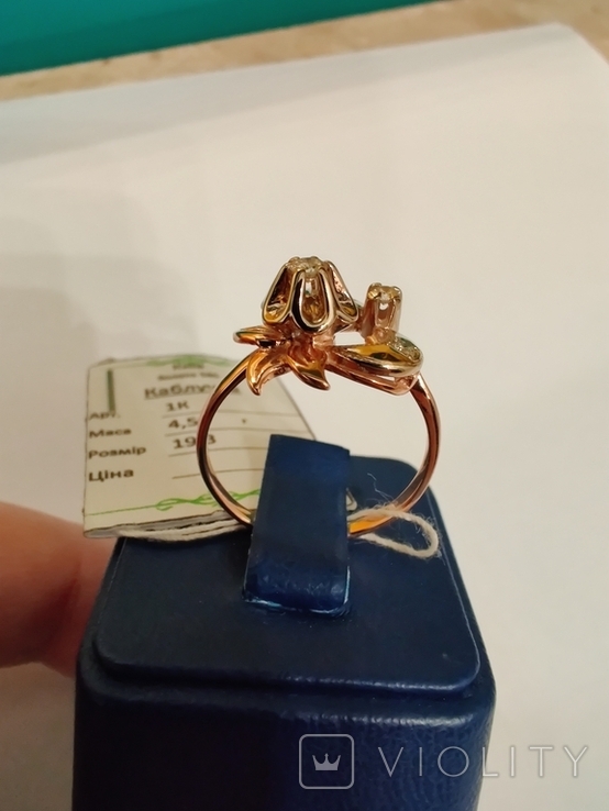 Золотое кольцо 585 пробы с бриллиантами (0.19 ct.). Вес 4.50. Размер 19.3