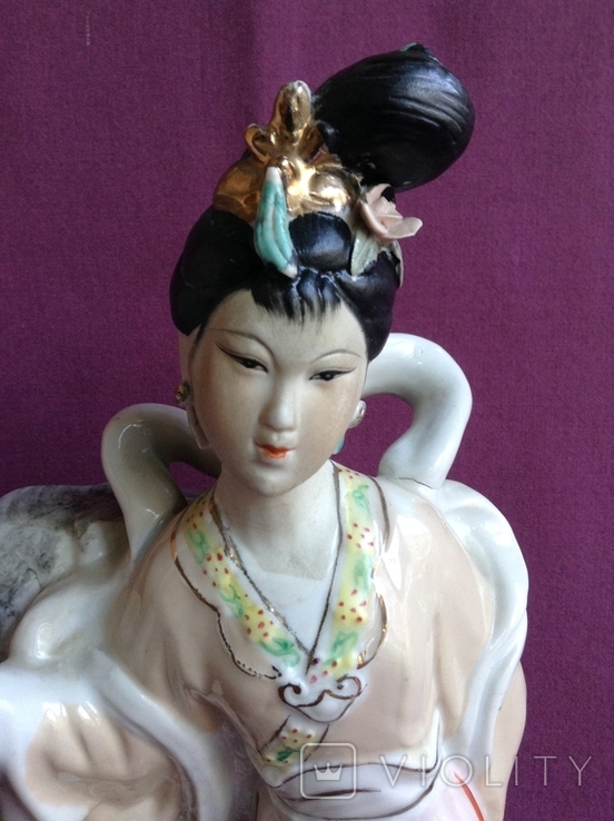 The statuette is a Chinese woman. Porcelain., photo number 3